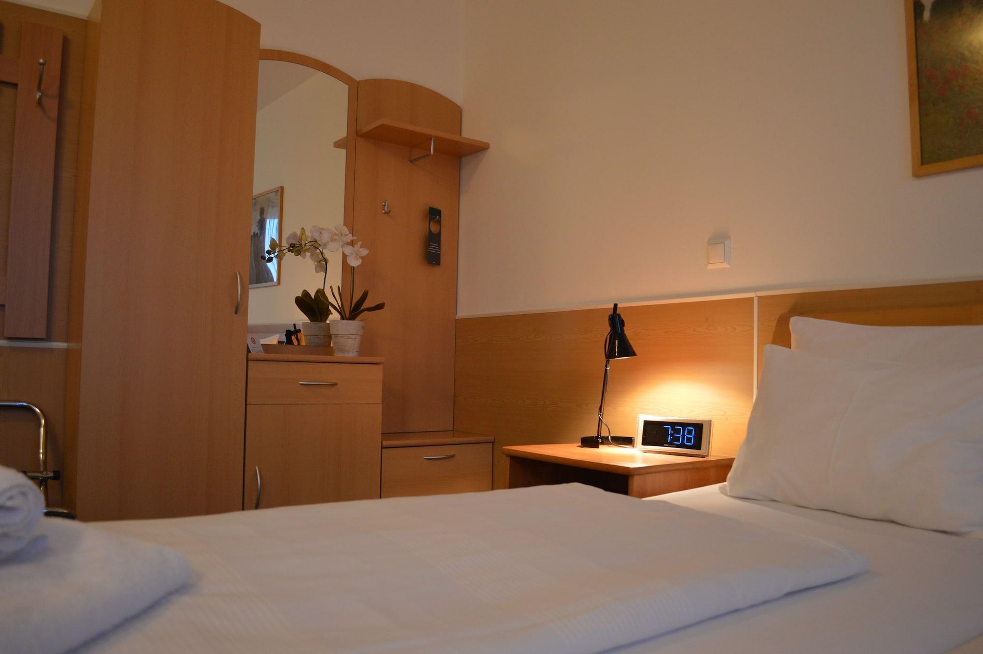 Donaustadt Kagran - At Metro U1 Hotel Wiedeń